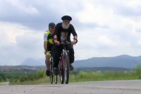 Grk u osmoj deceniji biciklom prešao put od Soluna do groba Patrijarha Pavla