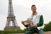 Новак са историјским трофејом позирао испред Ајфеловог торња FOTO