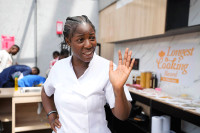 Нигеријска куварица Хилда Баси и званично Гинисов рекордер у непрекидном кувању