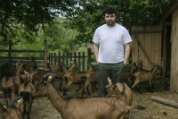 Глумац Бранко Јанковић живи на имању са козама