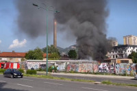 Požar na otvorenoj pijaci pod kontrolom, lakše povrijeđen vatrogasac