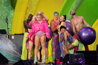 Na koncertu pjevačice Pink obožavateljka bacila kesicu sa pepelom svoje majke (VIDEO)