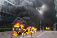 Haos u Francuskoj: Sukobi policije i demonstranata, gore automobili, uveden policijski čas