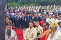 Služen parastos stradalim Srbima iz Podrinja, položeni vijenci i cvijeće FOTO