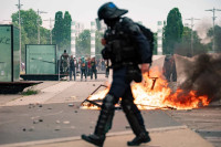 Povrijeđeno više od 40 policajaca