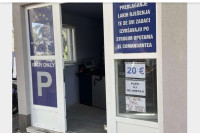 „Паркинг само за богате“: Натпис у Тучепима оставио туристе у невјерици