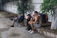 Hit fotografije Nikole Jokića iz Napulja: U ruci pivo, s navijačima sjedi na pločniku...