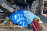 Vijenac za Nikolu Teslu umjesto na spomeniku završio u kesi za smeće
