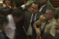 Tuča poslanika u parlamentu samoproglašenog Kosova, Kurti poliven vodom VIDEO