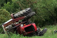 Povrijeđeno šest mladih iz BiH:  Berači malina sletjeli sa puta, pa se prevrnuli, traktorom upravljao maloljetnik