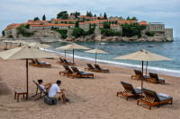Лежаљка на познатој плажи у Црној Гори чак 200 евра