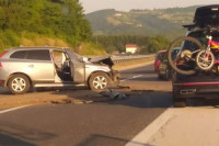 Saobraćajna nesreća na autoputu kod Visokog: Automobil slupan, dvije osobe povrijeđene