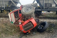 Тинејџер се трактором забио у воз