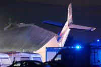 Avion se srušio na aerodromski hangar, poginulo pet osoba