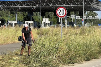 Otac i kćerka pokosili travu oko graničnog prelaza Rača