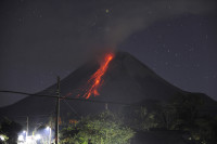 Активни вулкан Мерапи избацује лаву у Индонезији