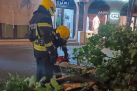 Припадници МУП-а Србије спасили 40 особа од невремена током претходне ноћи