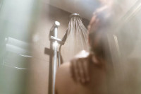 Не туширајте се током грмљавине: Стручњаци објаснили зашто то може бити изузетно опасно