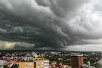 Crveni alarm u Hrvatskoj: Vjetar čupao stabla u Istri, oluja i grad u Zagrebu