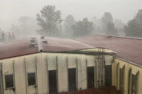 Prolom oblaka u Banjaluci, vjetar dizao krovove