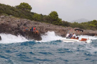 Visoki talasi bacali kupače na stijene kod Tivta, jedna osoba se utopila