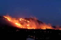 Ватрогасци настављају битку са пожаром код Дубровника, ватра детонирала мине (ВИДЕО)