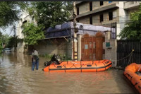 Евакуације код Њу Делхија: Затворене школе, стотине возила под водом