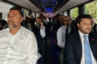 Сви чланови црногорске владе аутобусом отишли на сједницу па добили критике