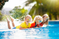 Instruktori plivanja objasnili zašto su igračke u bazenu jako opasne za djecu