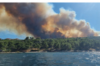 Пожар на Чиову гаси 150 ватрогасаца, три канадера и три “ер трактора” (ВИДЕО)