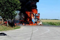 Тешкa саобраћајна несрећа код Суботице: Возач изгорио послије судара са камионом