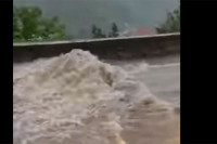 U Rijeci nevrijeme izazvalo poplave, grom udario u kuću i izbio požar na krovu