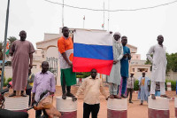 Na ambasadu Francuske u Nigeru postavljena ruska zastava