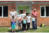 “Volio bih da imamo kravu”: Humanitarna šetnja za porodicu Mijić