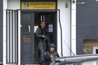 Севернa Митровицa: Док дjеца тренирају, Куртијева полиција претреса