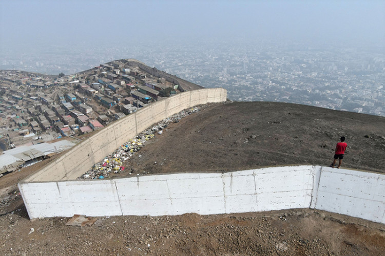Limu zid dijeli na dva suprotna svijeta