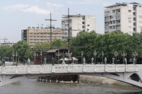 Гори чувена галија у кориту ријеке Вардар у центру Скопља