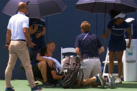 Вашингтон: Кинески тенисер колабирао током меча ВИДЕО