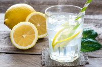 Evo zašto bi trebali piti vodu s limunom svakog jutra