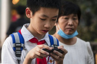 Кина жели да ограничи дјеци приступ интернету на телефонима на два сата дневно