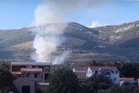 Planuo veliki šumski požar kod Kaštela, gase ga i kanaderi VIDEO