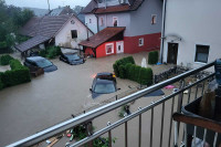 Poplave u Sloveniji: Kuće pod vodom, bujica nosi automobile i mostove (FOTO; VIDEO)