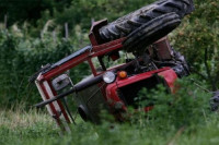 Sedam lica povrijeđeno u prevrtanju traktora