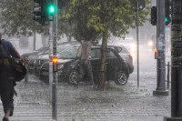 Kolaps u Beogradu: Padalo drveće, letjeli krovovi, poplavljeni automobili VIDEO