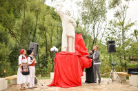 Откривен споменик народном трибуну у манастиру Гомионица