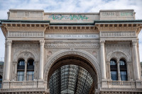 Ulaz u istorijsku tržnicu Vitorio Emanuele II u Milanu iscrtan grafitima (VIDEO)