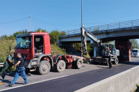 Poznato stanje vozača kamiona koji je prikolicom udario u nadvožnjak