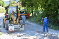 Мјештани Доњих Кола огорчени: Распада се тек постављени асфалт