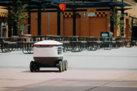 Роботи за достављање хране на мети пљачкаша у САД-у