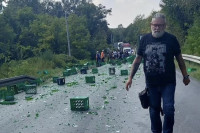 Испало 50 гајби пива по путу: Свуда је стакло, створила се велика гужва